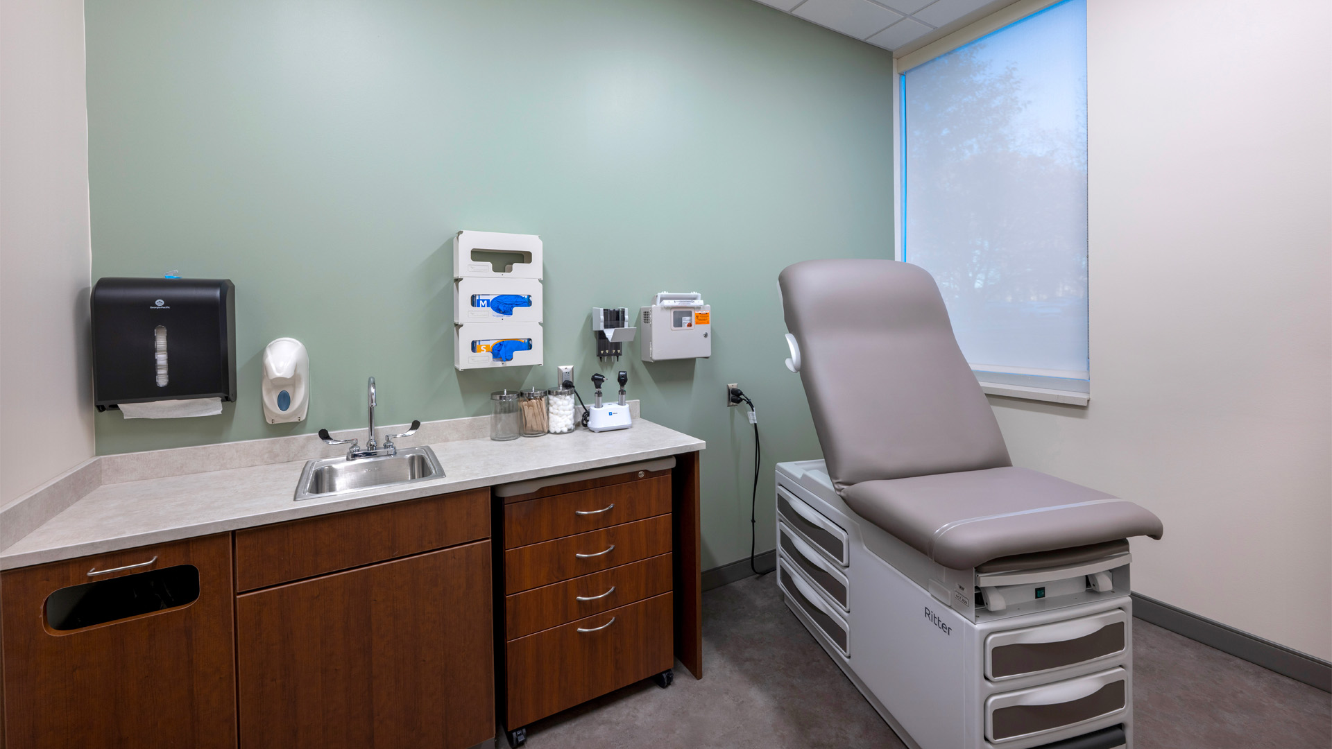 Patient room with teal wall at Parkview Physicians Group Internal Medicine Graduate Medical Education Clinic.