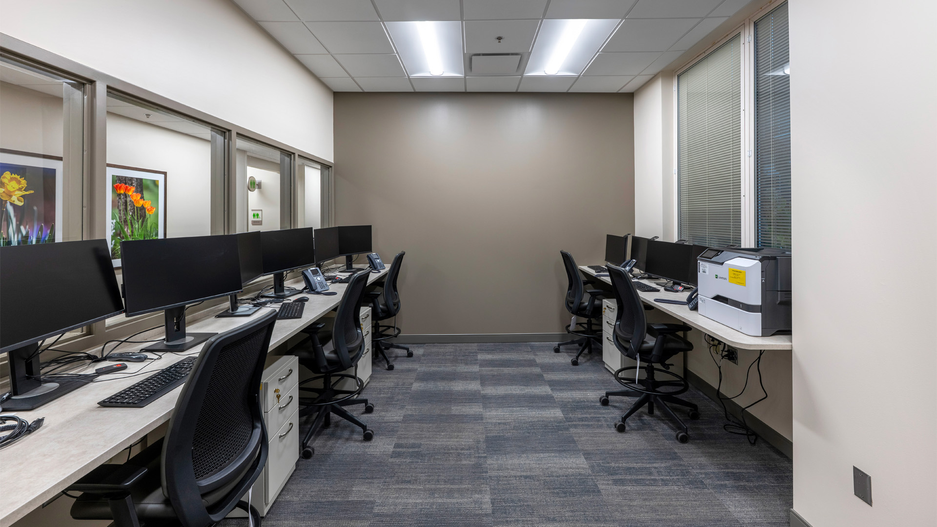 Computer lab with beige wall at Parkview Physicians Group Internal Medicine Graduate Medical Education Clinic.