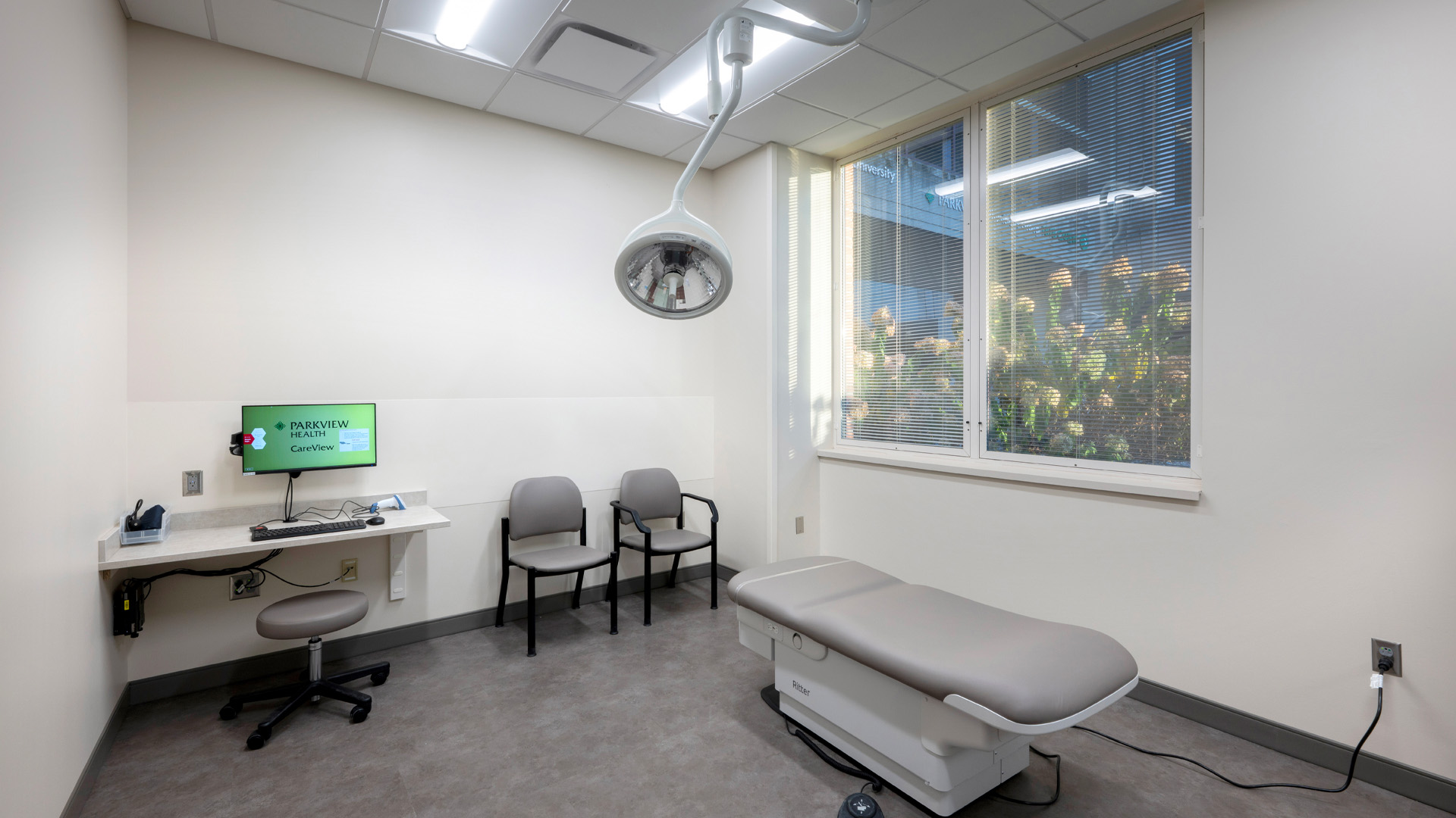 Patent room with a window with flowers at Parkview Physicians Group Internal Medicine Graduate Medical Education Clinic.